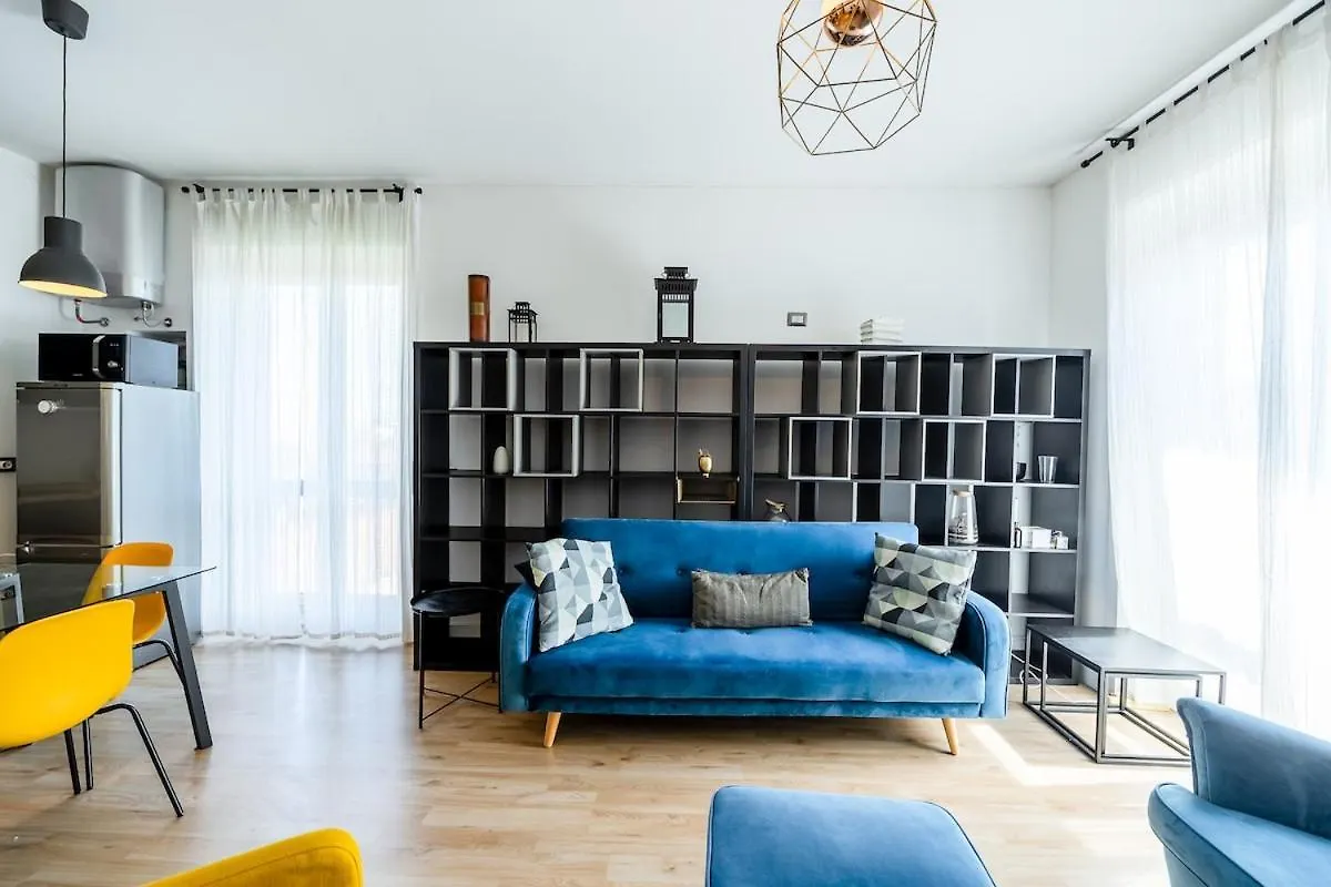 Large Apartment With Private Balcony And Workspace Milánó