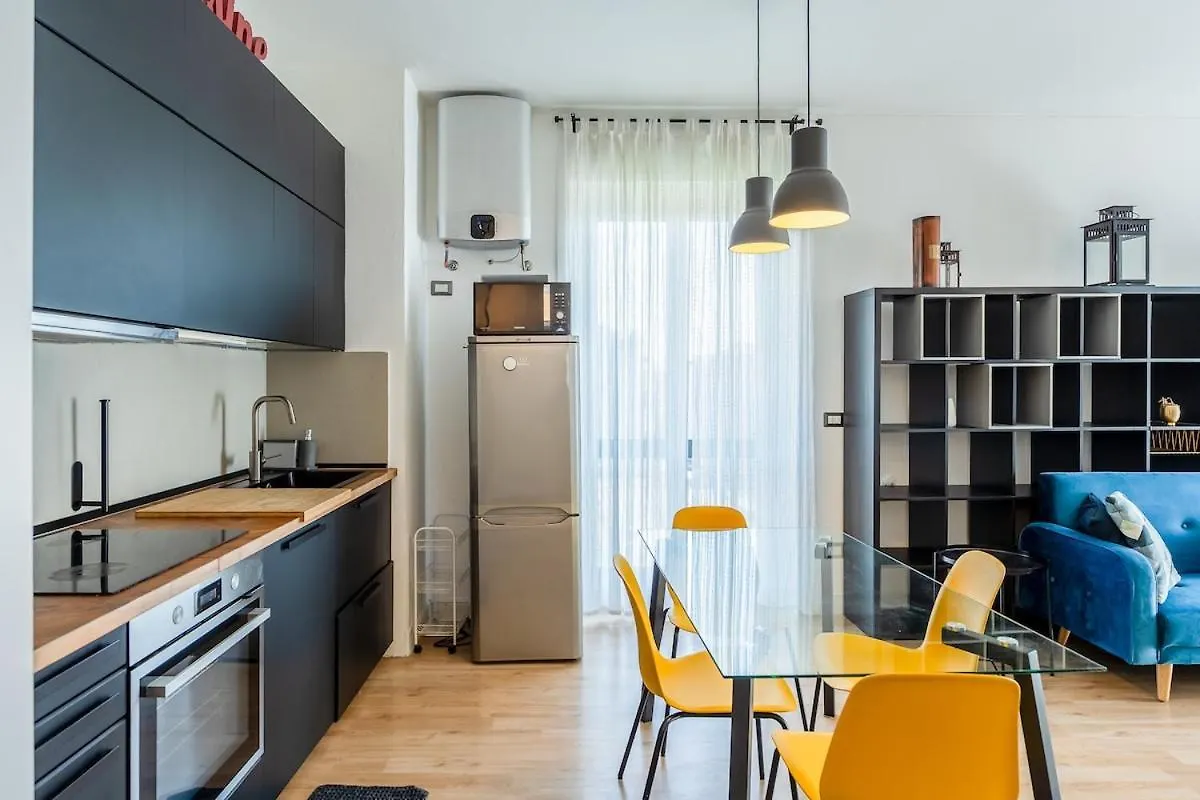 Large Apartment With Private Balcony And Workspace Milánó