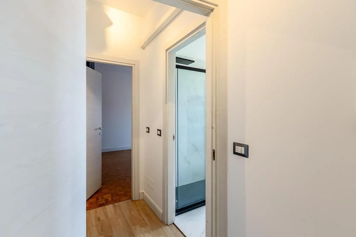 Large Apartment With Private Balcony And Workspace Milánó 0*,
