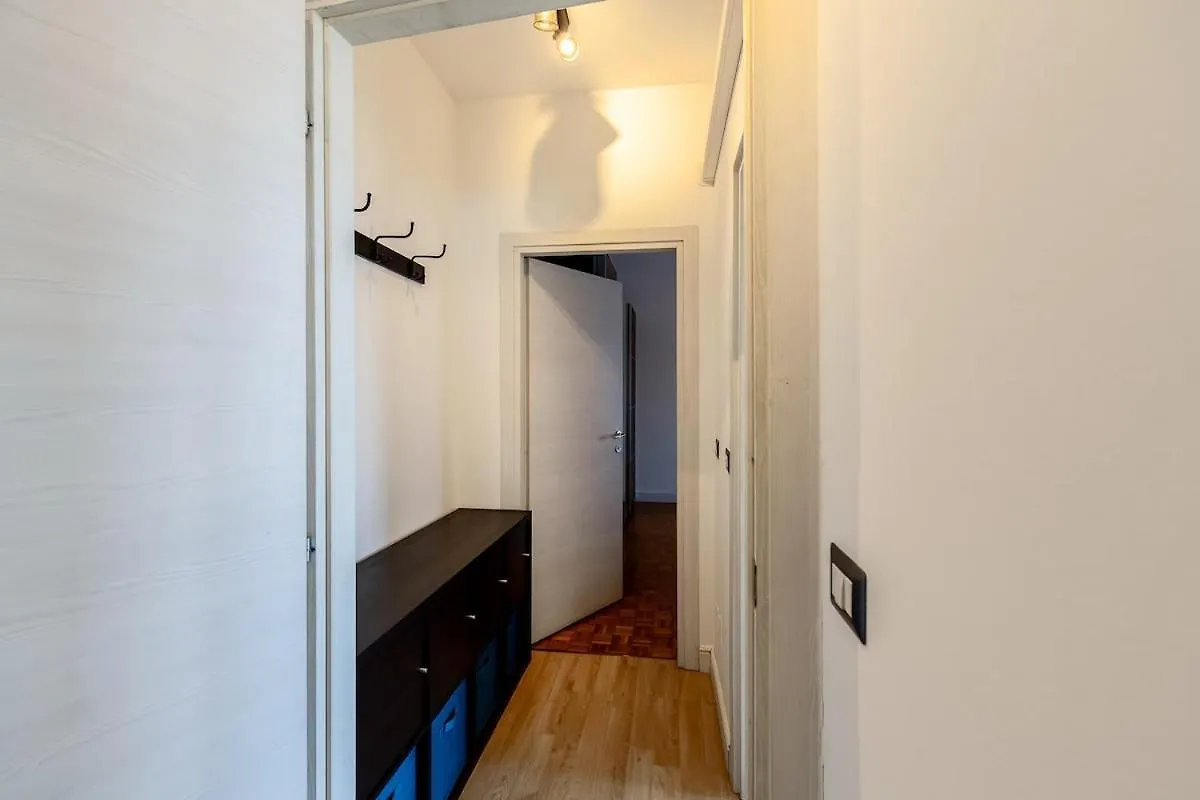 Large Apartment With Private Balcony And Workspace Milánó