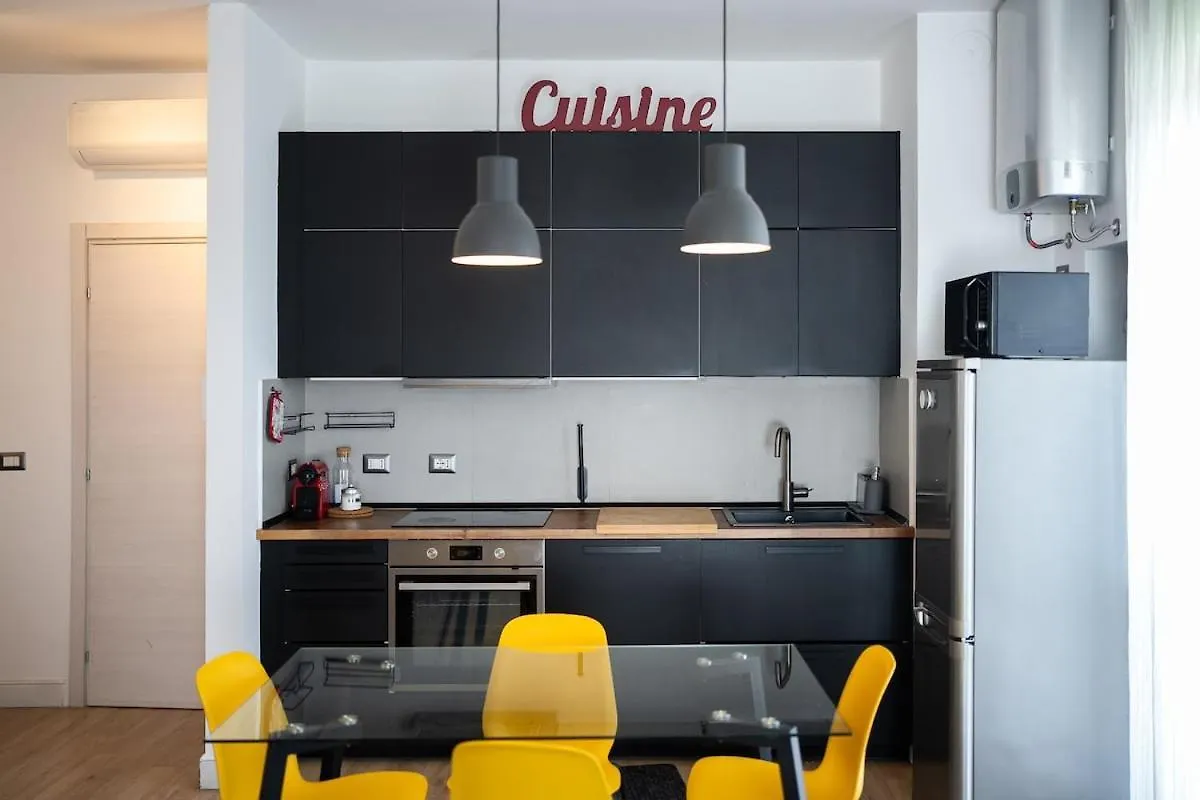 Large Apartment With Private Balcony And Workspace Milánó Olaszország