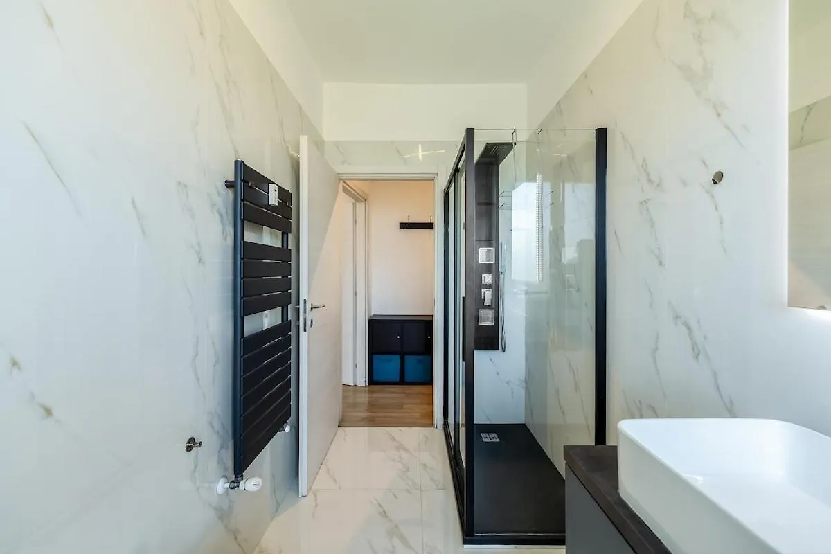 Large Apartment With Private Balcony And Workspace Milánó
