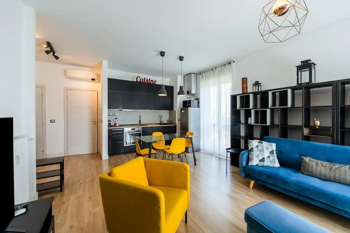 Large Apartment With Private Balcony And Workspace Milánó Olaszország