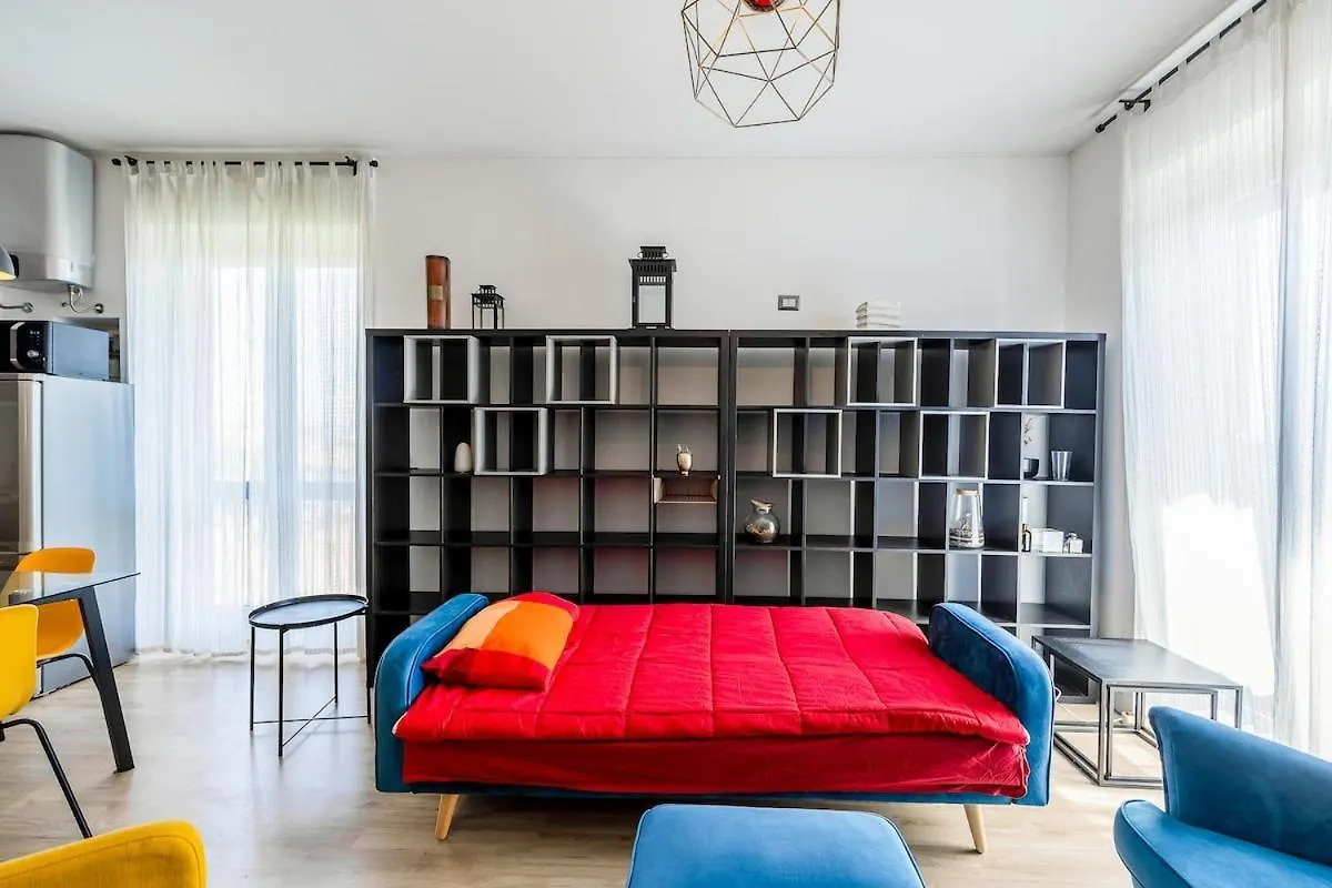 Large Apartment With Private Balcony And Workspace Milánó 0*,  Olaszország