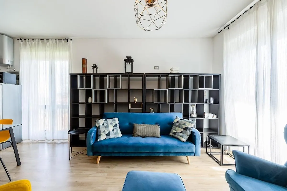 Large Apartment With Private Balcony And Workspace Milánó Olaszország