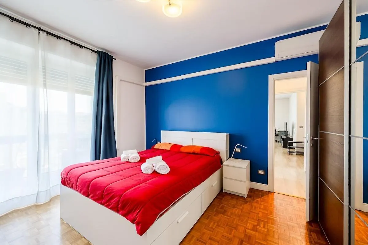 Large Apartment With Private Balcony And Workspace Milánó