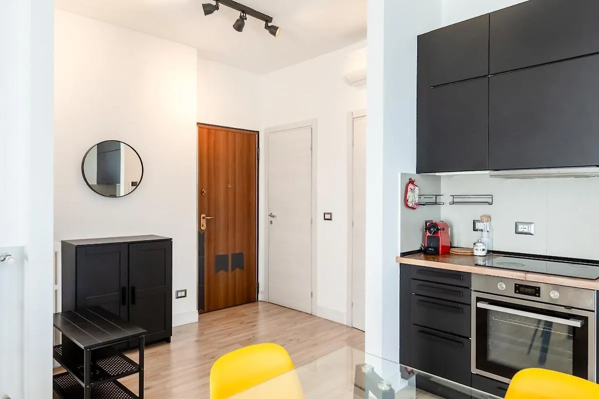 Large Apartment With Private Balcony And Workspace Milánó