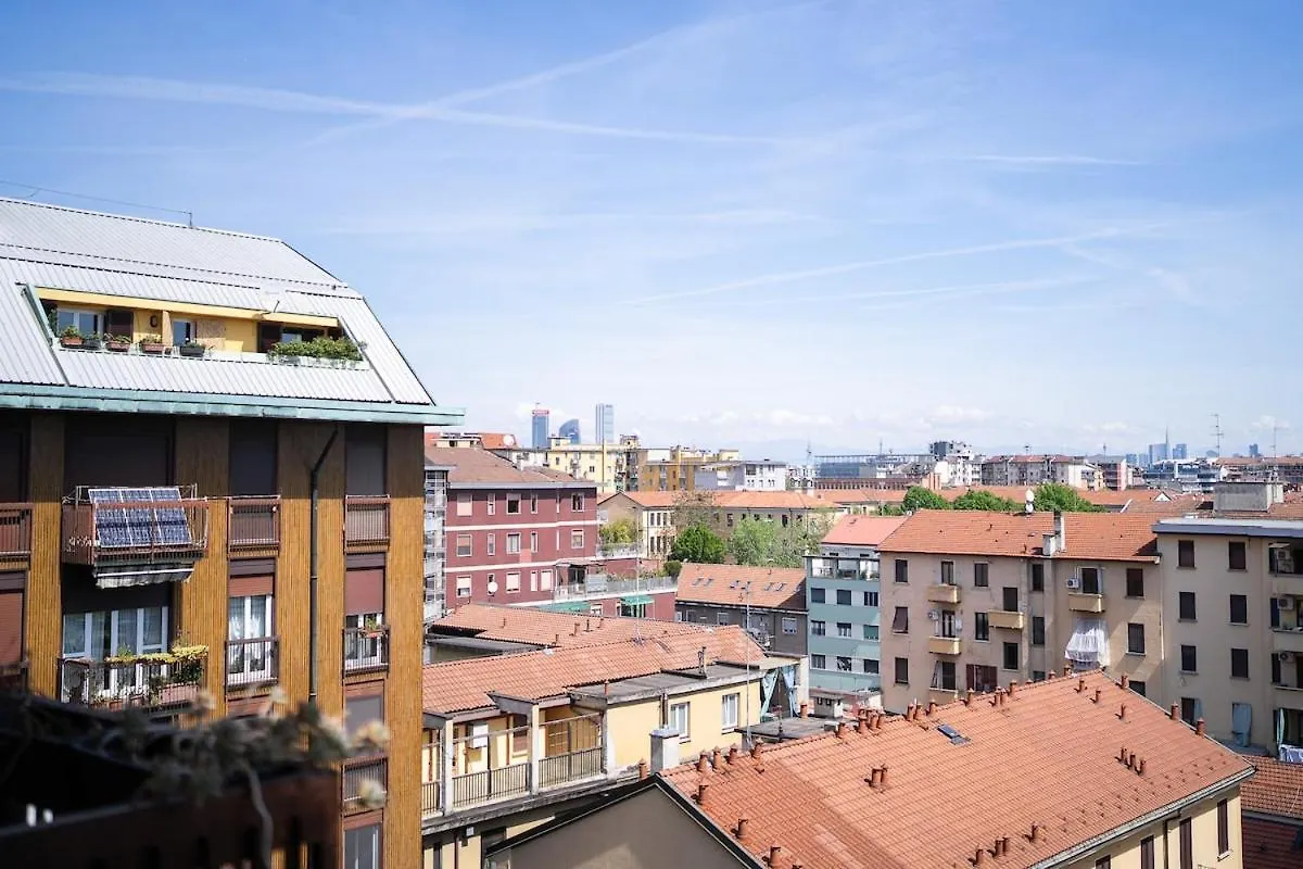 Large Apartment With Private Balcony And Workspace Milánó
