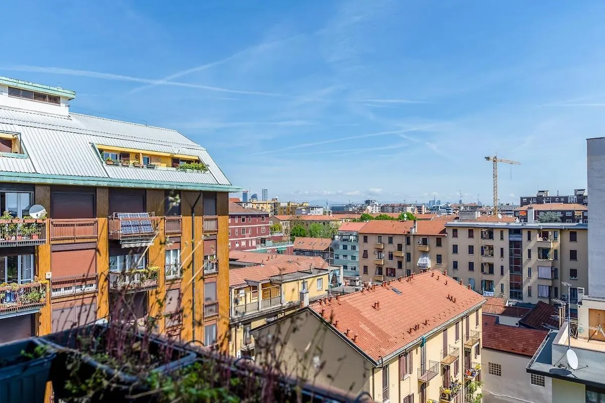 Large Apartment With Private Balcony And Workspace Milánó