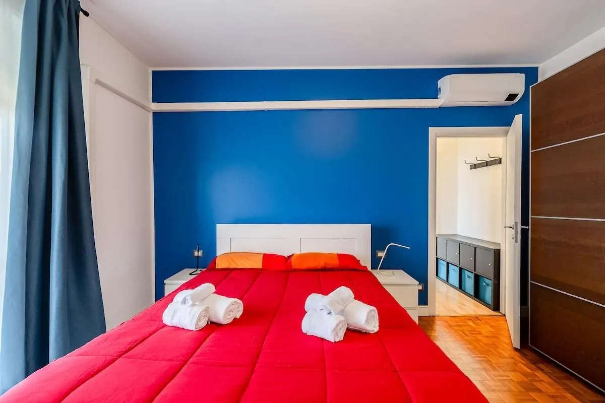 Large Apartment With Private Balcony And Workspace Milánó