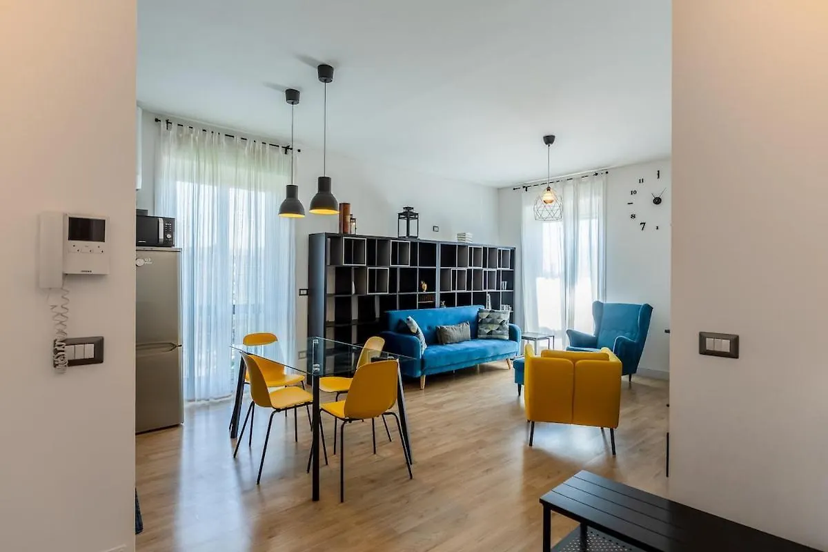 Large Apartment With Private Balcony And Workspace Milánó