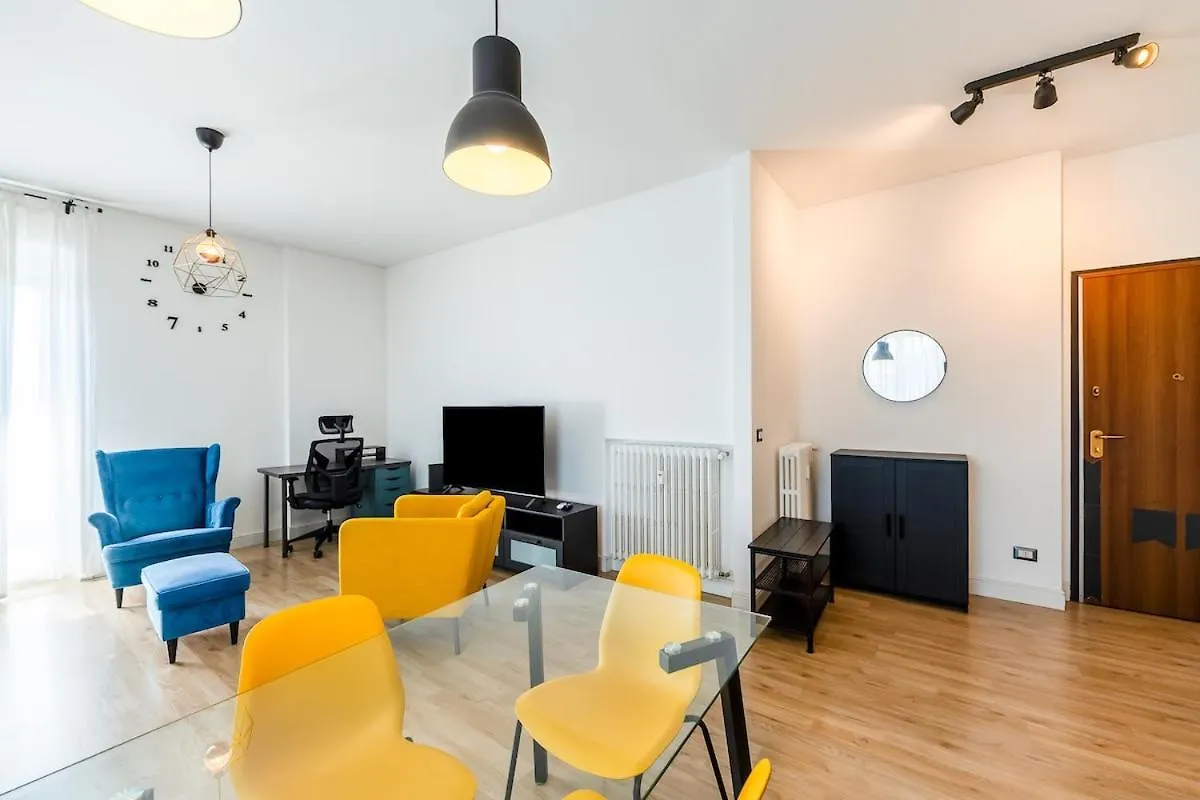 Large Apartment With Private Balcony And Workspace Milánó