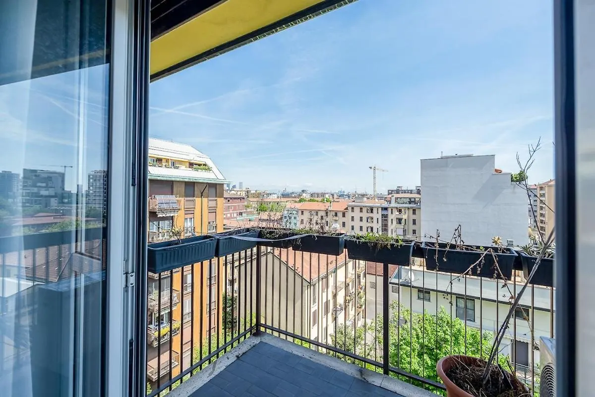 Large Apartment With Private Balcony And Workspace Milánó 0*,